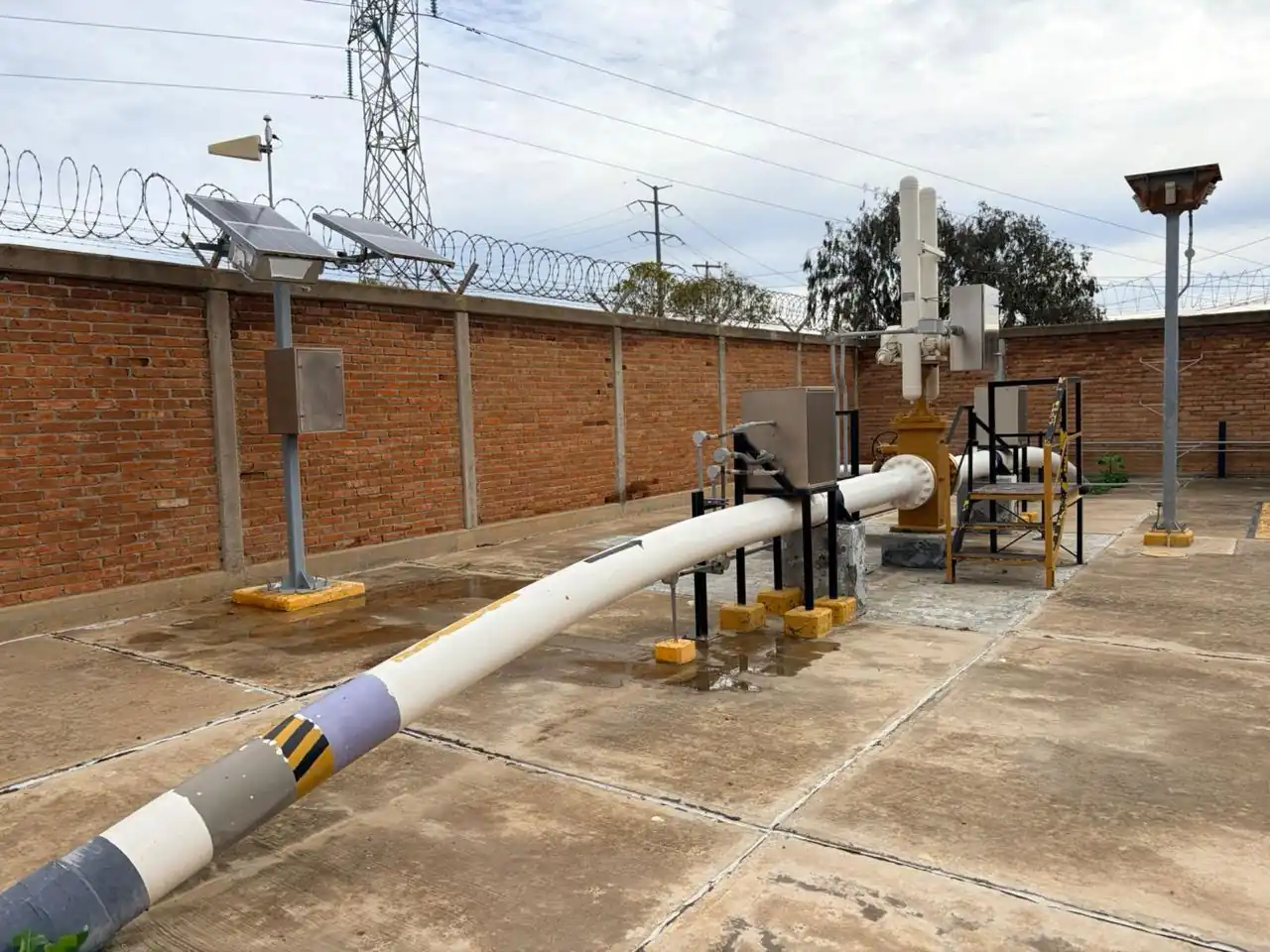 Gabinetes, antenas y paneles solares OSBOG instalados en infraestructura de ductos