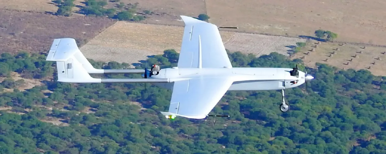Avión no tripulado de ala fija realizando una misión de monitoreo aéreo